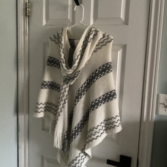 Ladies White And Grey Poncho One Size - Picture 2 of 2